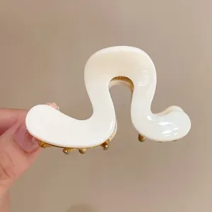Elegante acetaat haarklem met een uniek golvend ontwerp voor stijlvolle kapsels.