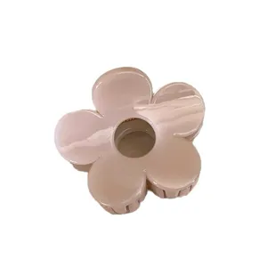 Carino fermaglio per capelli a fiore, molletta rosa lucida in resina per eleganti acconciature.
