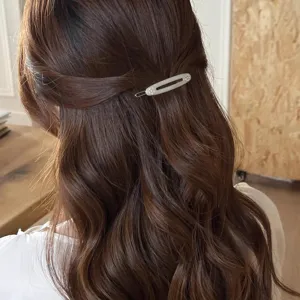 Fermaglio per capelli in acrilico bianco latte minimalista con strass minuscoli, forcina elegante.