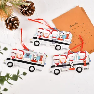 Ornement suspendu de bus de Noël en bois avec famille mignonne et animaux pour décoration de fête.