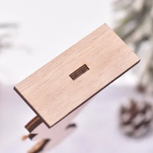 Houten paashaas ornament minimalistische Scandinavische stijl thuis bureau decor hoofdaanzicht