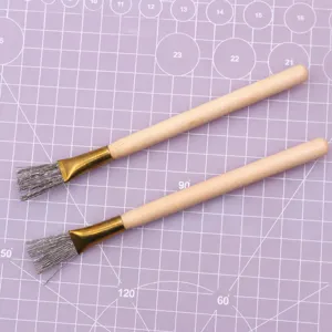 Juego de cepillos de alambre para arcilla, mango de madera detalle sobre esterilla.