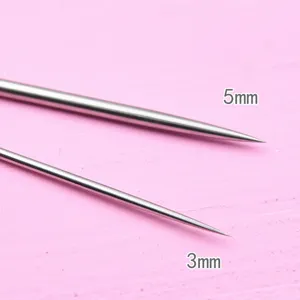 Gedetailleerd overzicht van kleiboetseernaalden van roestvrij staal, 3 mm en 5 mm maten.