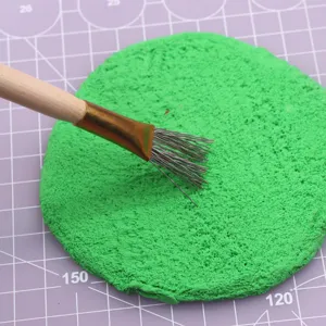 Vista detallada de un pincel de textura de arcilla de 7 agujas con mango de madera para manualidades.
