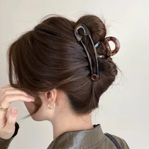 Vue détaillée de la grande pince à cheveux écaille, design unique épingle de sûreté.