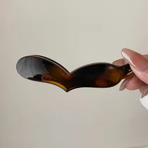 Vista dettagliata di un elegante fermaglio per capelli a banana tartarugato per acconciature.
