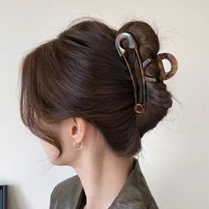 Vue en gros plan detaillee d une pince a cheveux chic effet ecaille epingle de securite.