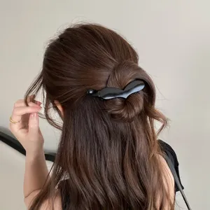 Elegante molletta per capelli a banana nera da donna, chic accessorio a cuore per acconciature.