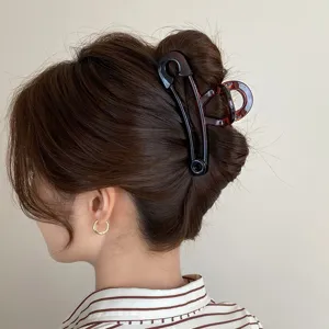 Vue détaillée de la grande pince à cheveux épingle, accessoire élégant pour coiffure.
