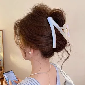 Pince à cheveux Z unique pour femmes, grande pince requin nacrée pour des coiffures élégantes.