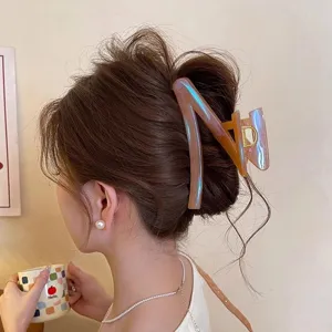 Pince à cheveux Z chic pour femme, grande pince requin brillante pour coiffures élégantes et tendances.