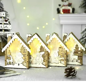 Vista detallada de casitas de Navidad de madera iluminadas con luces cálidas y diseño de techo de nieve.