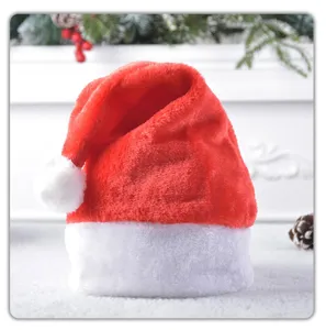 Rote Plüsch Weihnachtsmütze Nahaufnahme, weicher weißer Rand und flauschiger Pompon für Feier.