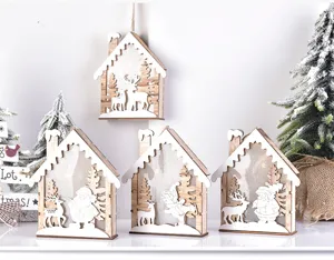 Detalle de colgante de casa luminosa navideña de madera con diseño tallado y brillo festivo.