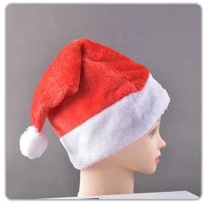Detailansicht einer klassischen rot-weißen Plüsch-Weihnachtsmütze mit flauschigem Rand.
