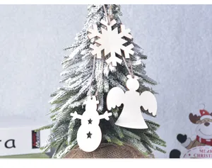 Nahaufnahme von holzernen Weihnachtsanhangern, Schneeflocken- und Engel-Dekor fur Fest.