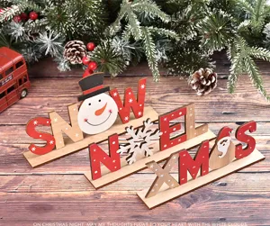 Vue détaillée de décorations de table de Noël en bois avec de superbes motifs festifs.