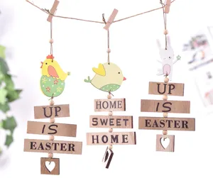 Set de adornos colgantes de madera de Pascua, colgantes conejo pollo con letreros.