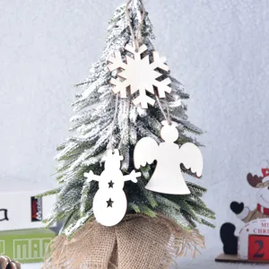 Mini Weihnachtsbaum aus Holz mit Schneeflocken und Jutesockel für die Festtagsdekoration
