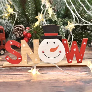 Decoration de bureau de Noel en bois lettre SNOW avec design de bonhomme de neige.