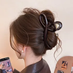 Schokoladenbraune Haarklammer für Damen, elegante Haarkralle für stilvolle und einfache Frisuren.