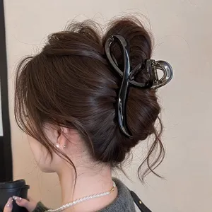 Nahaufnahme Detailaufnahme der eleganten schwarzen Haarklammer im Hochsteckfrisur Stil.