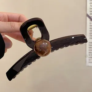 Bruine haarklem met ronde parel, elegante haarklem voor dagelijkse haarstijlen en kapsels.