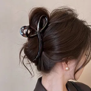 Nahaufnahme einer eleganten schokoladenbraunen Haarklammer, die stilvoll getragen wird.