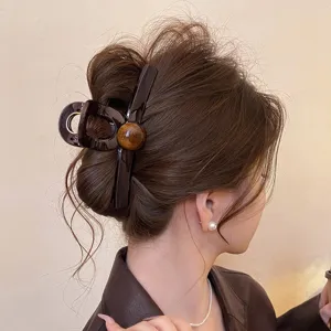 Elegante bruine haarklem voor dames, stijlvolle geometrische haarklem voor mooie kapsels.