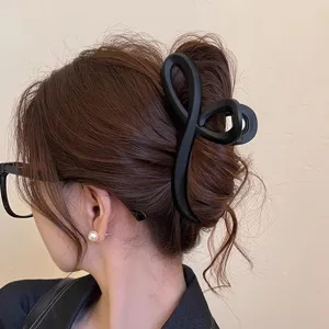 Schwarze minimalistische abstrakte Haarklammer Detail, elegantes Haarstyling Zubehör.