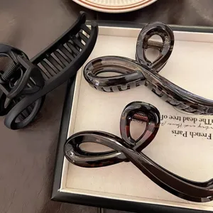 Detailansicht eleganter schokoladenbrauner und schwarzer Haarklammern für stilvolles Styling.