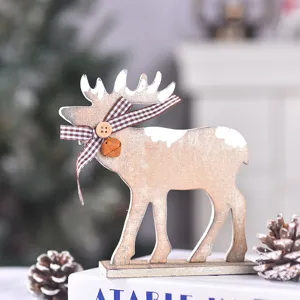Weihnachts Deko Holz Rentier Tischdekoration mit karierter Schleife fuer festliches Zuhause