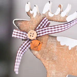 Hölzerne Weihnachtsrentier Tischdekoration mit karierter Schleife und schönem Knopf.