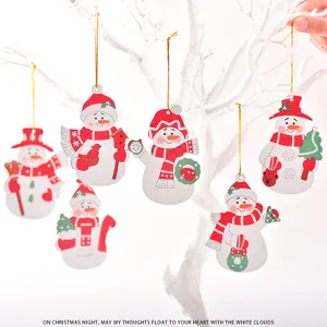 Hölzerne Weihnachts-Schneemann-Hängeornamente Set für Feiertagsbaum-Dekor-Details.