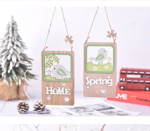 Detailaufnahme des Holzhängeschilds mit Vogelmotiv, Juteband und schönen saisonalen Dekoelementen.