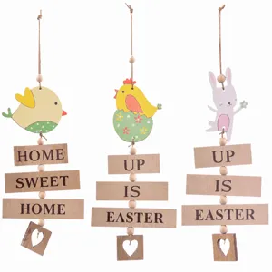 Decoración colgante de madera de Pascua con bonitos colgantes de pájaro, pollo y conejo.