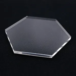 Klare hexagonale Acryl-Pressplatte fuer Tonhandwerk, glatte Oberflaechendetailansicht.