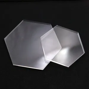 Detailaufnahme von klaren sechseckigen Acrylpressplatten für Tonarbeiten und Basteln.