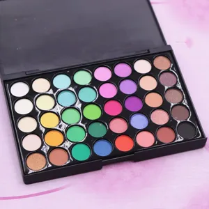 Vista detallada de la paleta de polvo de maquillaje de 40 colores con bandejas redondas de sombras.