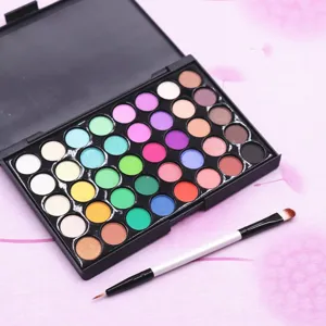 Vista detallada de una paleta de polvos de 40 colores con pincel para maquillaje de muñecas.