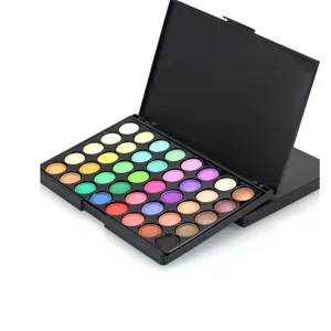 vista detallada de paleta de maquillaje de 40 colores con varias sombras muy vibrantes.