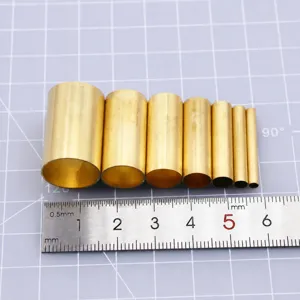 Primer plano detallado de 7 tubos de corte redondos de latón para herramientas de arcilla.