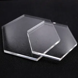 Sechseckige Tonpressplatte im Detail, transparente Acrylplatte für Modellierung und Basteln.