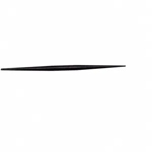 Detailansicht des schwarzen Tonmodellierwerkzeugs, kleine Hufeisenform, präziser Stift.