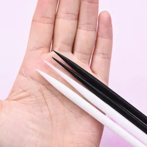 Detailansicht von Tonformungsstäben in weiß und schwarz mit spitzem Design für Kunst.