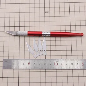 Set di coltelli da taglio in metallo rosso con lame di ricambio per sculture in argilla.