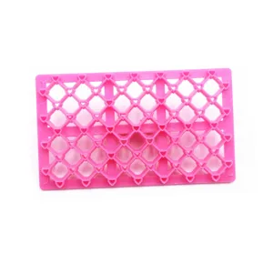 Moule à biscuits en plastique rose en forme de cœur en grille, vue détaillée pour argile.