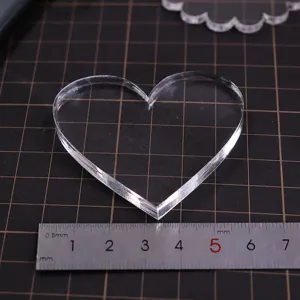 Base de acrílico transparente en forma de corazón soporte para figuras de arcilla