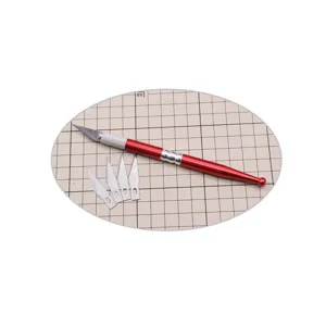 Set di coltelli per intaglio di dettagli in metallo rosso con quattro lame ricambio.