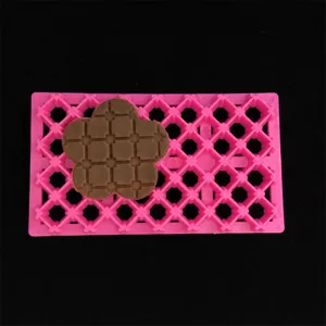 Moule à argile rose avec motif de grille et tampon de fleur à quatre pétales pour bricolage.